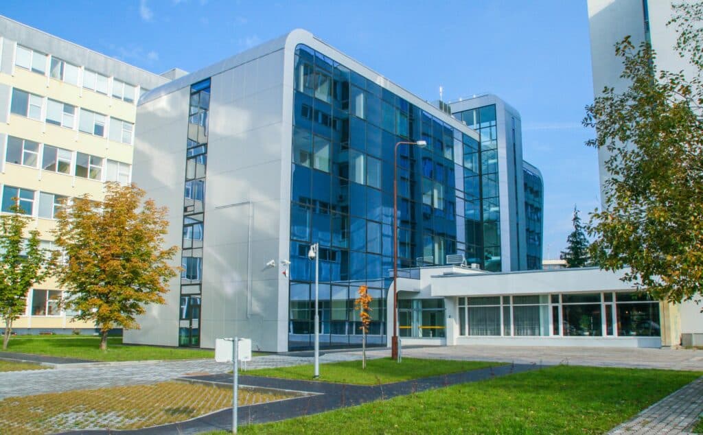 Futuristisches Gebäude mit silberner VHF Fassade und Glasfront