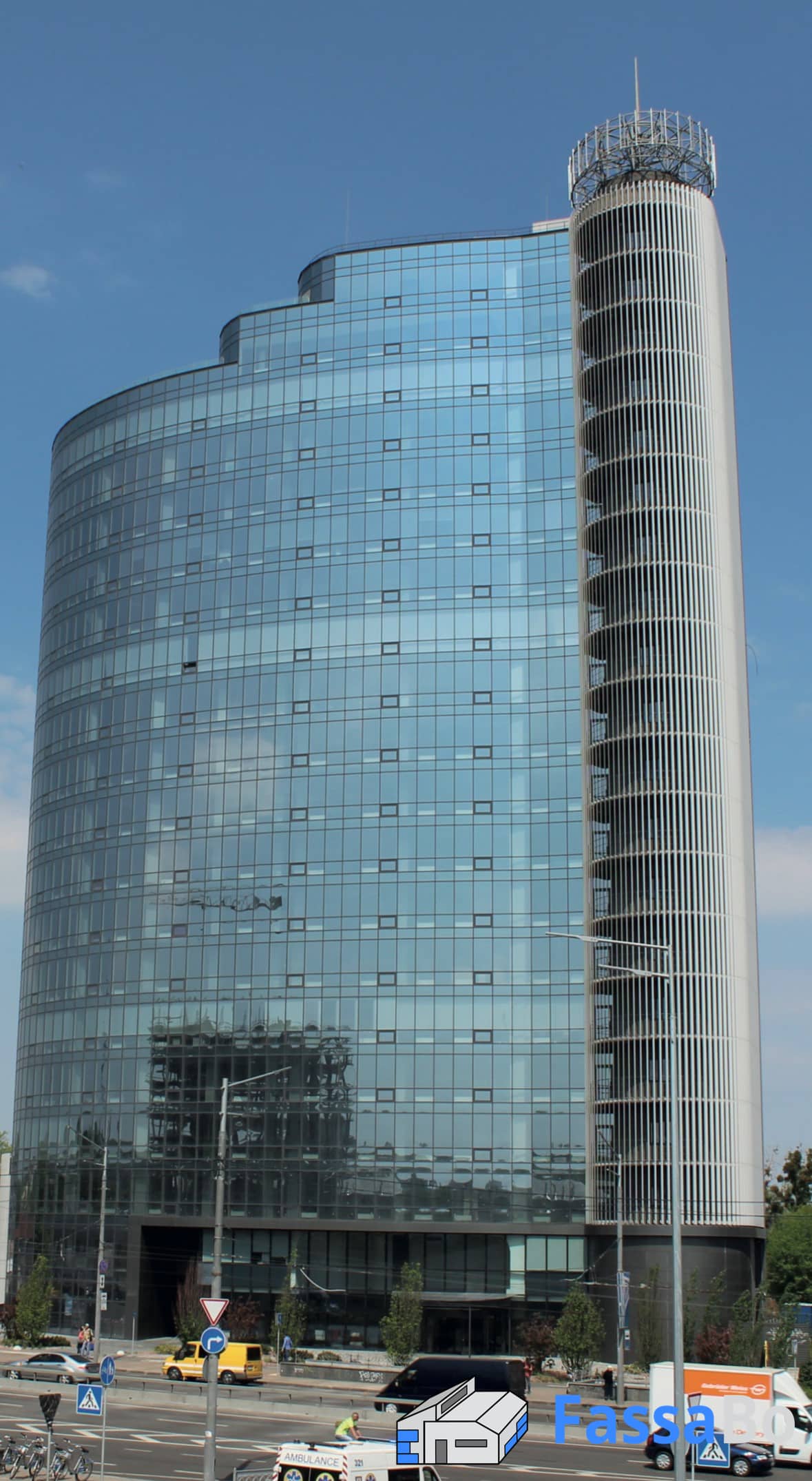 Hochhaus mit durchgehender Stahl-Glas-Fassade